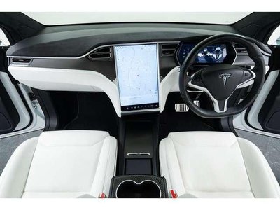 TESLA MODEL X - 8