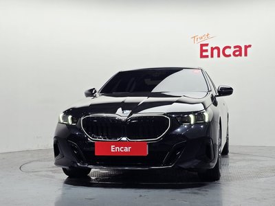 2025 BMW 5 SERIES 照片 2