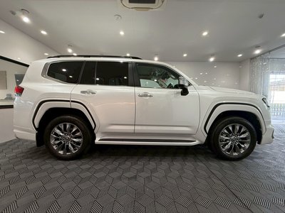 صورة 7 لـ 2025 Toyota LAND CRUISER 300