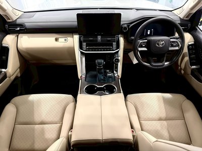 صورة مصغرة 56 لـ 2025 Toyota LAND CRUISER 300