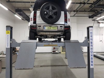 LAND ROVER DEFENDER - 3