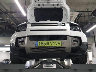 LAND ROVER DEFENDER - 1