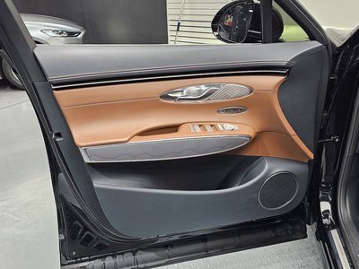 2022 Genesis GV70 — миниатюра 14