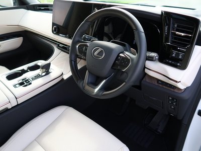 LEXUS LM - 7