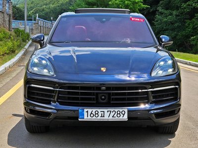 2021 Porsche CAYENNE photo 2