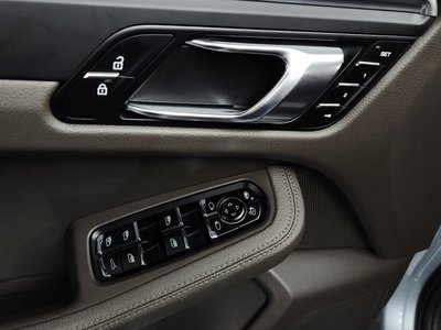 2021 Porsche MACAN thumbnail 33