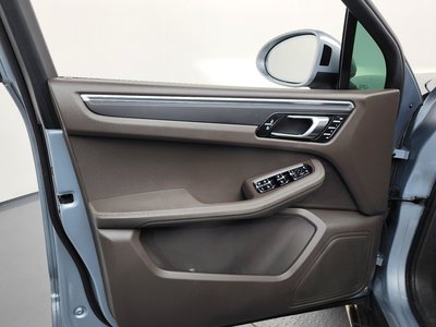 2021 Porsche MACAN thumbnail 18