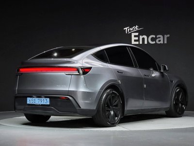 TESLA MODEL Y - 3