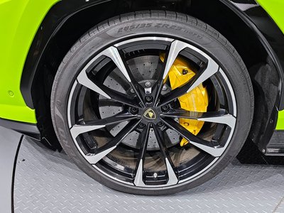 LAMBORGHINI URUS - 6