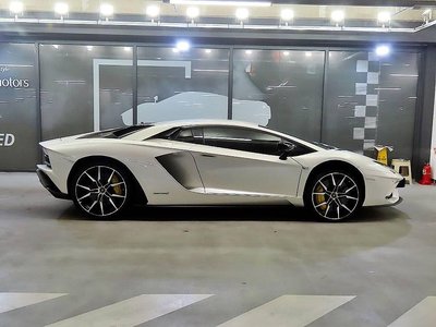 LAMBORGHINI AVENTADOR - 2