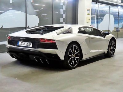 LAMBORGHINI AVENTADOR - 3