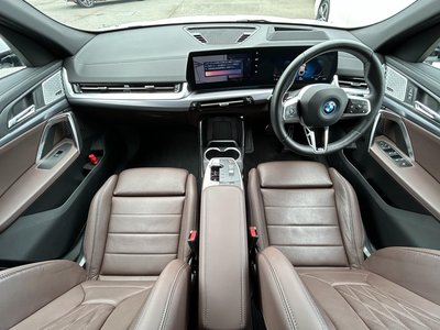 2025 BMW IX2 — фото 2