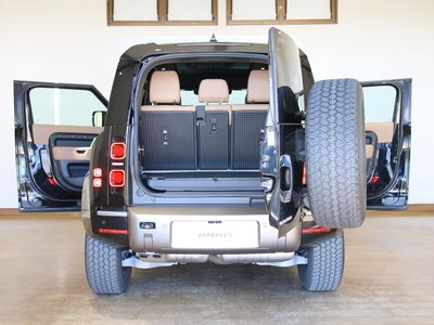 LAND ROVER DEFENDER - 9