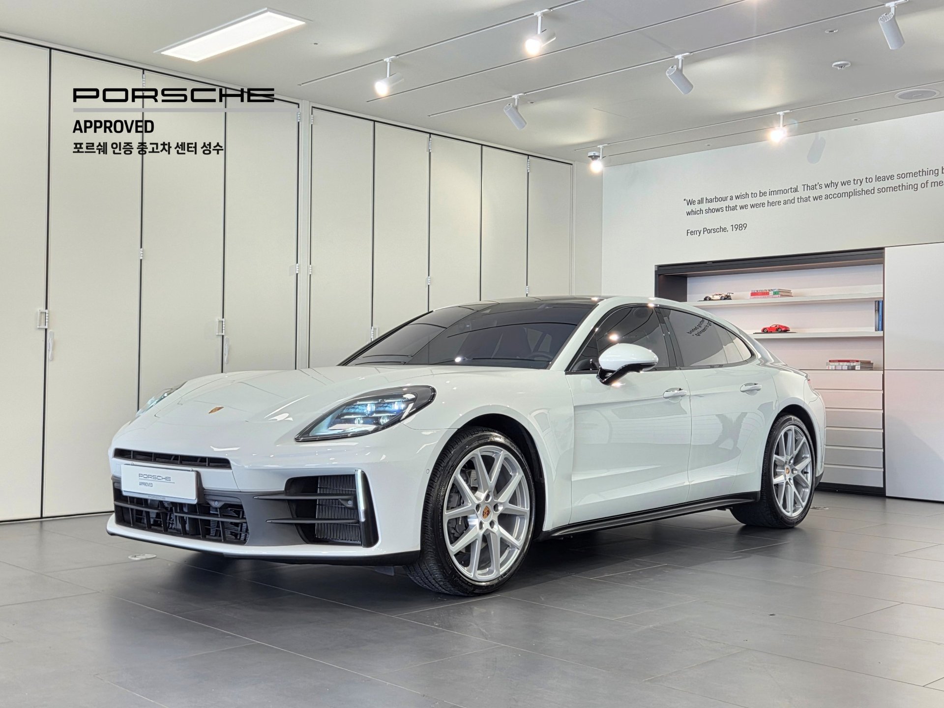 PORSCHE PANAMERA - View 1