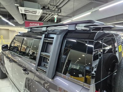 LAND ROVER DEFENDER - 7