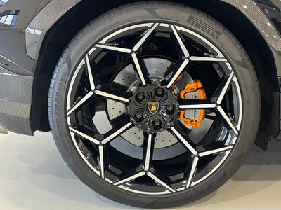 2023 Lamborghini URUS — миниатюра 16