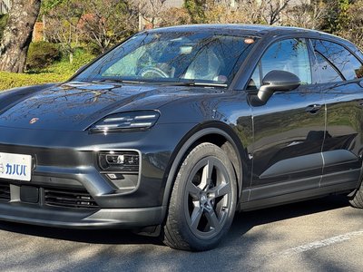 PORSCHE MACAN - 1