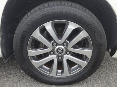 TOYOTA LAND CRUISER 200 - 9