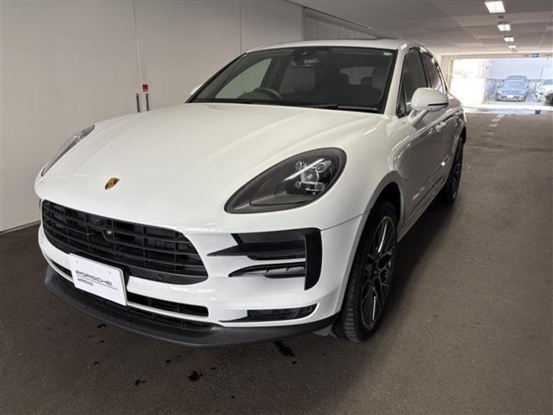 PORSCHE MACAN - View 1