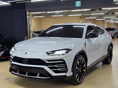 LAMBORGHINI URUS - 1