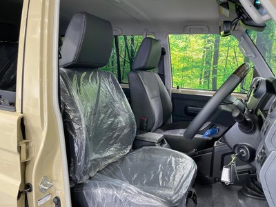 TOYOTA LAND CRUISER 70 - 9