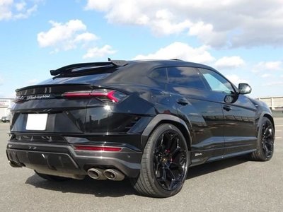 LAMBORGHINI URUS - 9