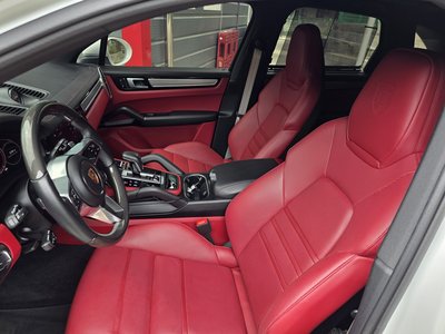 صورة 9 لـ 2022 Porsche CAYENNE
