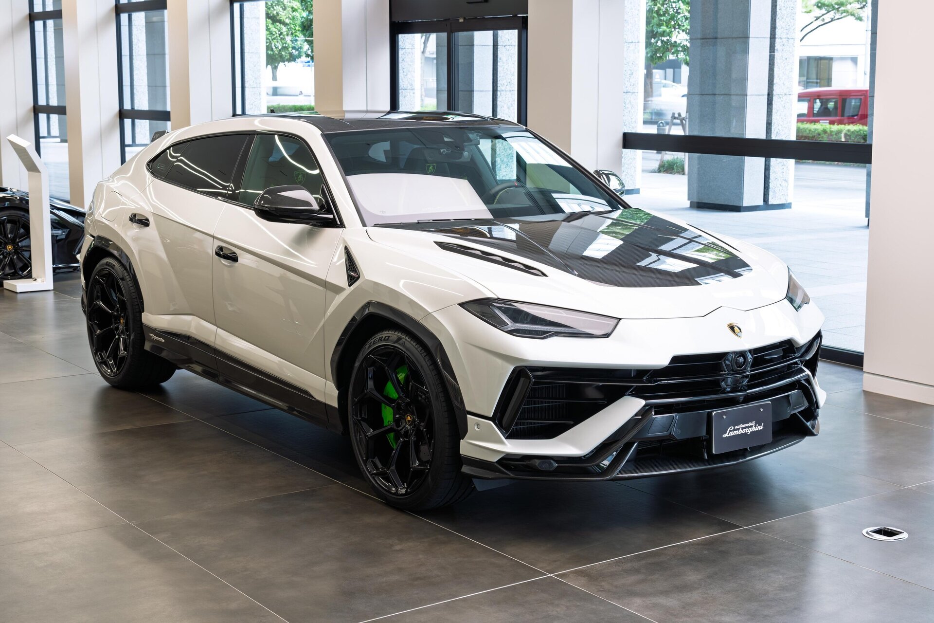 LAMBORGHINI URUS - View 1