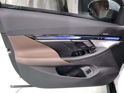 2025 BMW 5 SERIES thumbnail 11