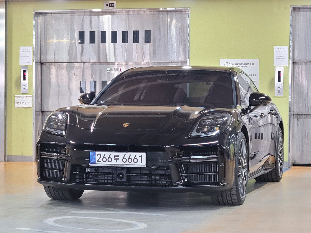 PORSCHE PANAMERA - View 1