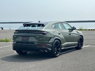 2026 Lamborghini URUS photo 2