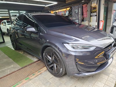 TESLA MODEL X - 10