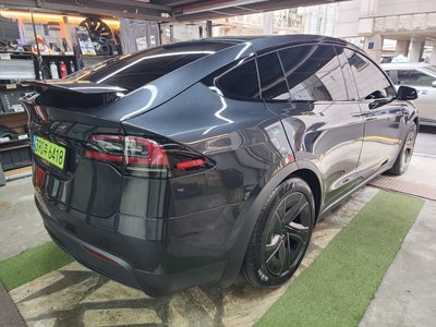 TESLA MODEL X - 8