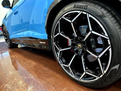 LAMBORGHINI URUS - 10