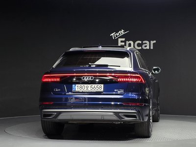 AUDI Q8 - 4