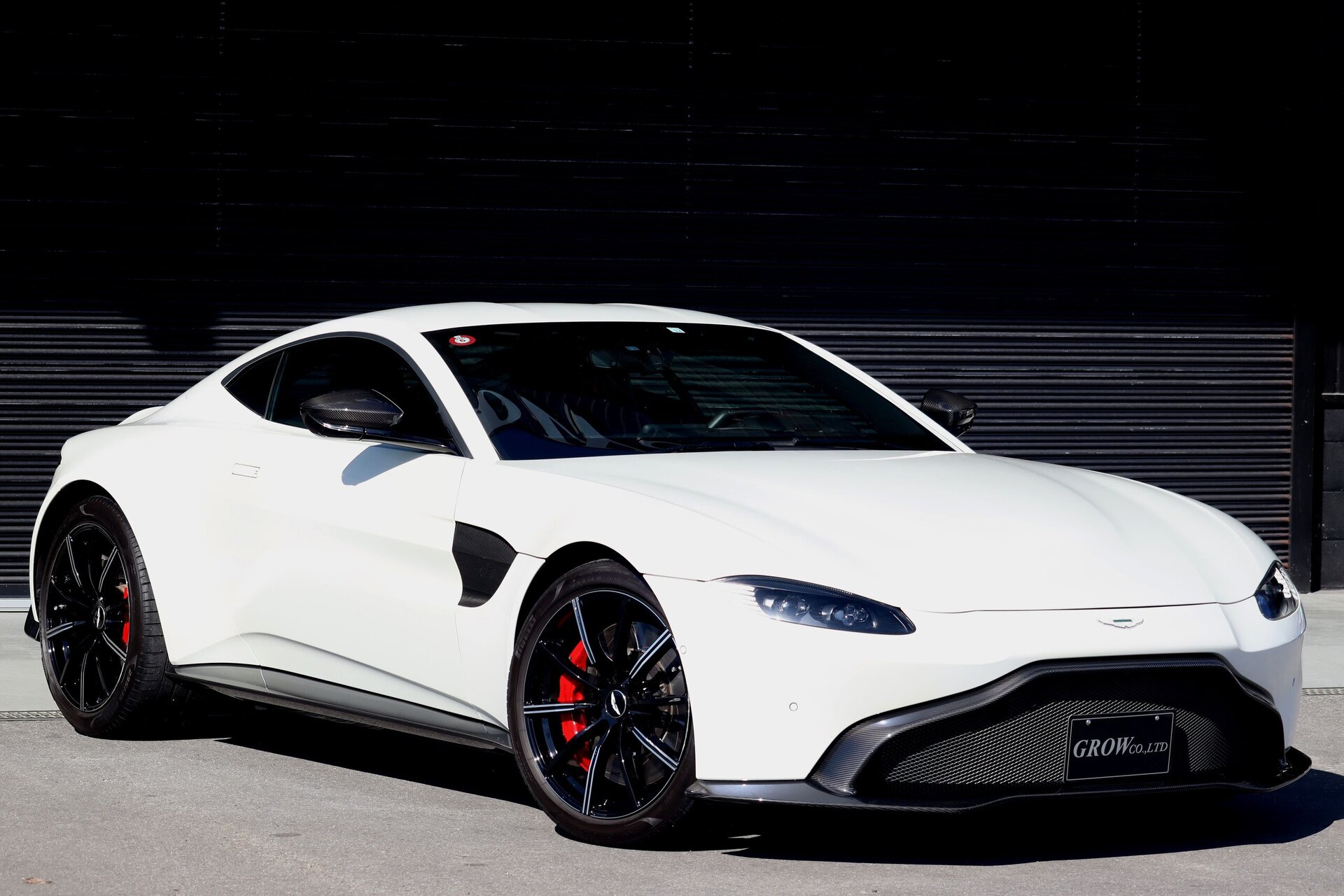 ASTON MARTIN VANTAGE - View 1