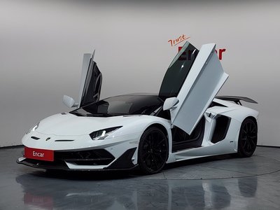 LAMBORGHINI AVENTADOR - 1