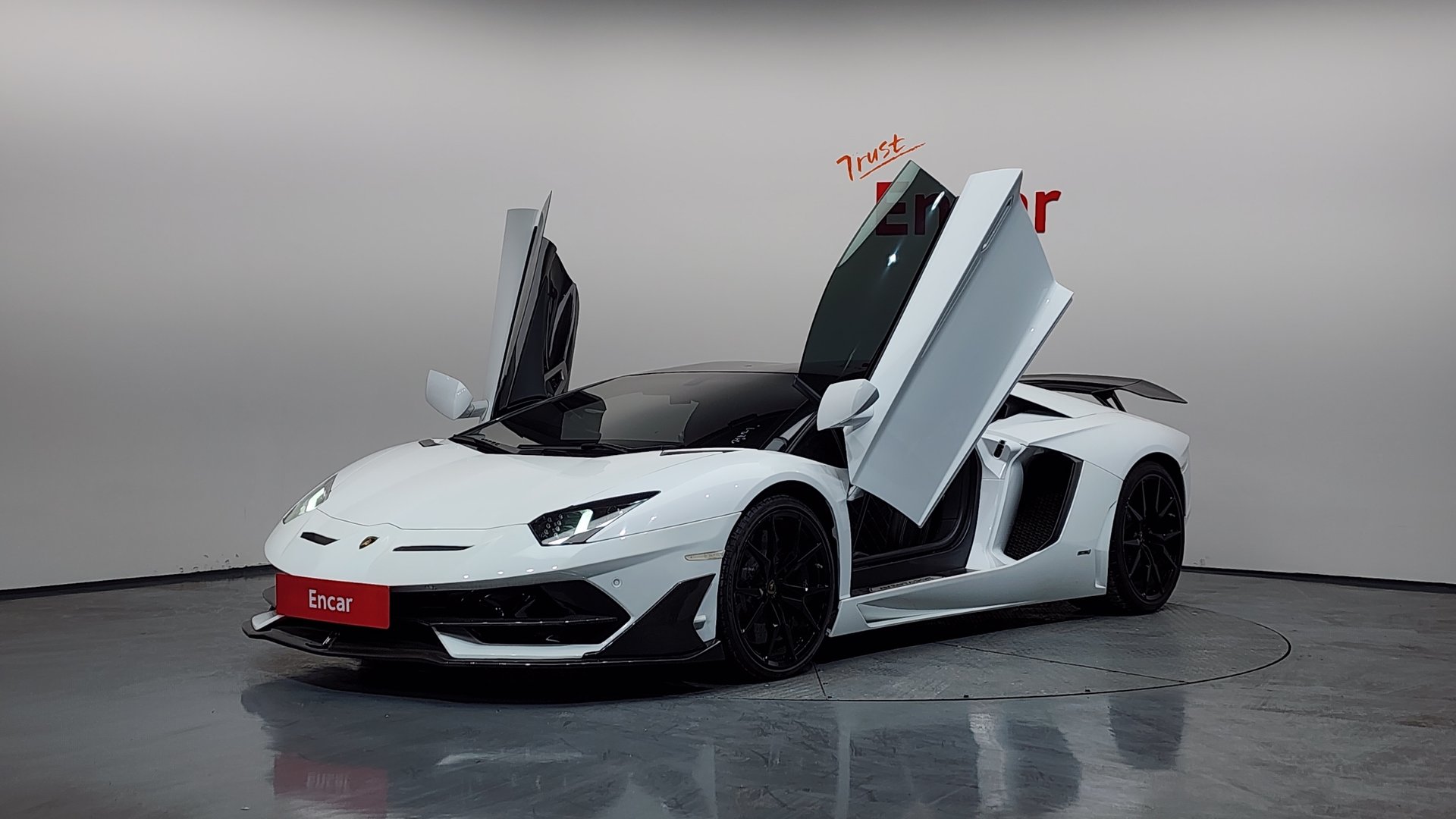 LAMBORGHINI AVENTADOR - View 1