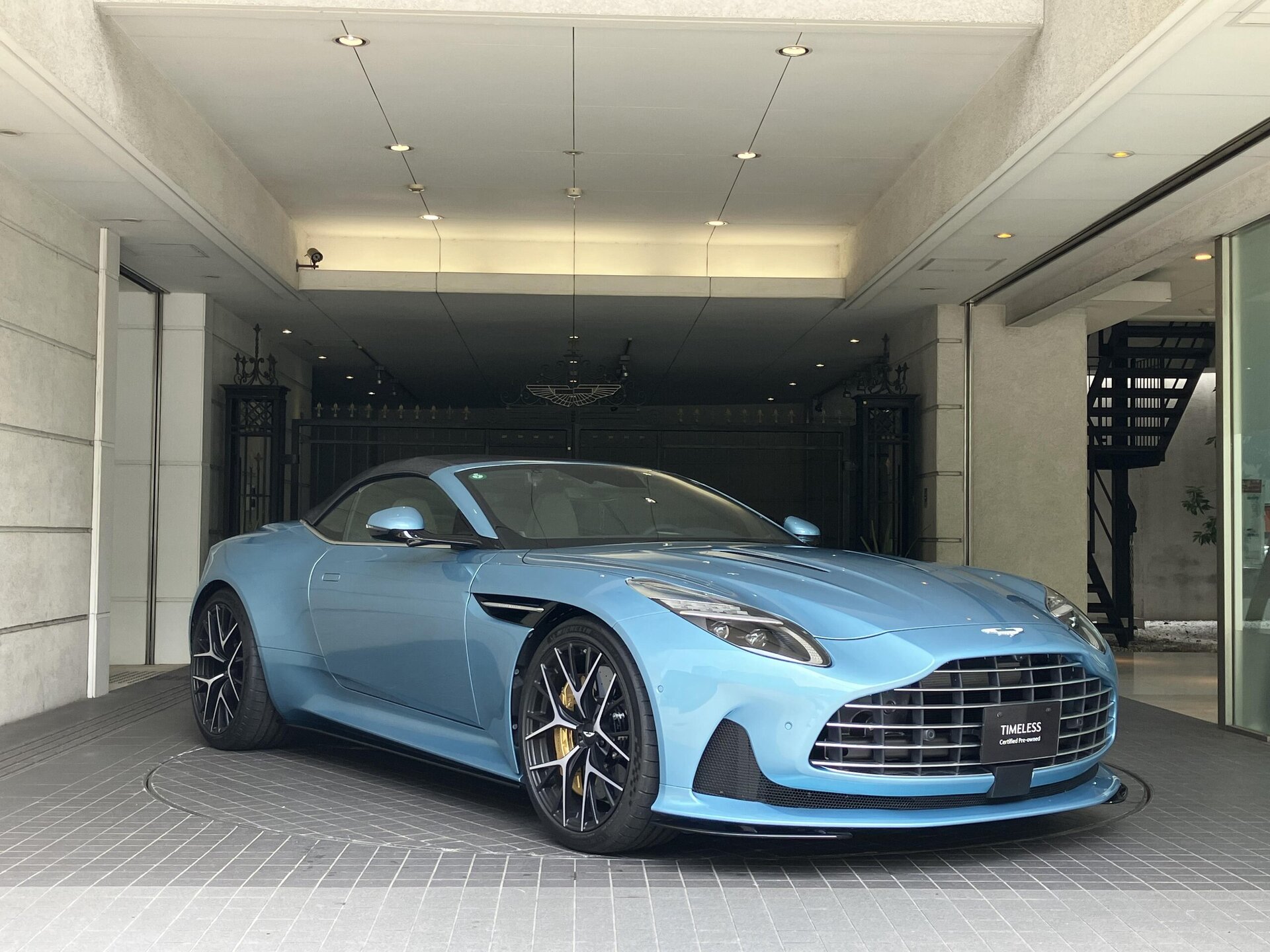 ASTON MARTIN DB12 VOLANTE - View 1