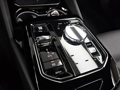 2024 BMW 5 SERIES — фото 9