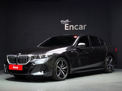 2024 BMW 5 SERIES photo 1