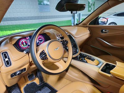 ASTON MARTIN DBX - 8