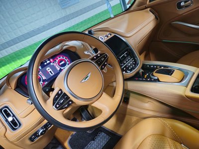 ASTON MARTIN DBX - 3