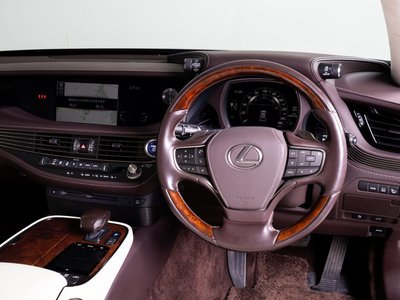 صورة 10 لـ 2019 Lexus LS