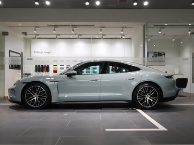 2024 Porsche TAYCAN photo 8