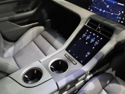 2024 Porsche TAYCAN thumbnail 32