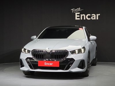 2025 BMW 5 SERIES 照片 2