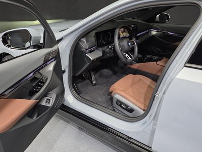 2025 BMW 5 SERIES 照片 10