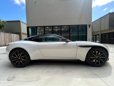 ASTON MARTIN DB11 - 4