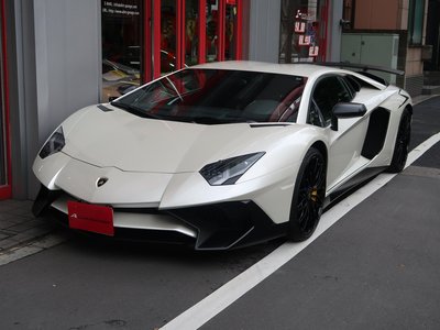 LAMBORGHINI AVENTADOR - 1